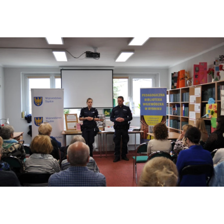 Seniorzy na celowniku oszustów. W Rybniku uczą, jak nie dać się nabrać