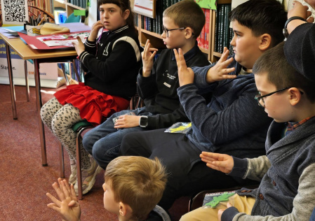 Migać znaczy rozumieć – dzieci odkrywają język, który łączy ludzi