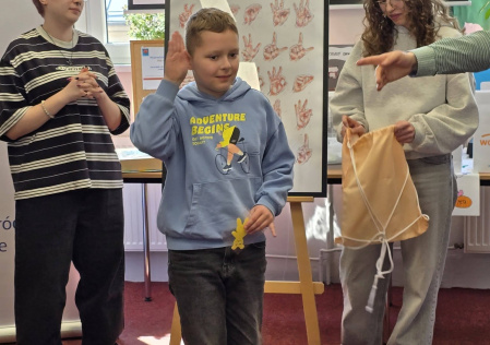 Migać znaczy rozumieć – dzieci odkrywają język, który łączy ludzi