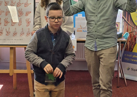 Migać znaczy rozumieć – dzieci odkrywają język, który łączy ludzi