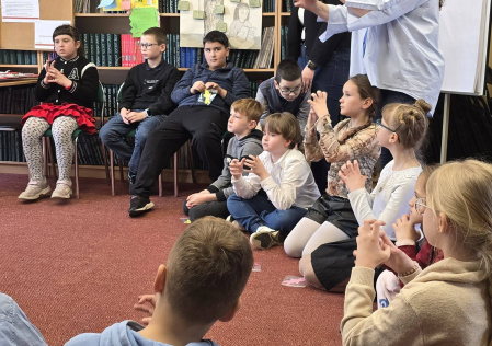 Migać znaczy rozumieć – dzieci odkrywają język, który łączy ludzi