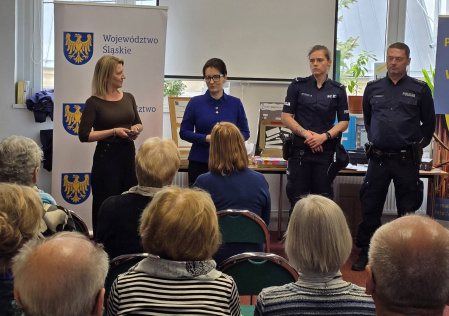 Seniorzy kontra cyfrowe pułapki. W Rybniku wiedza stała się najlepszym „antywirusem”