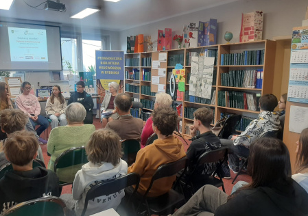 Książka czy smartfon? O roli książki w dobie mediów społecznościowych. Dyskusja wielopokoleniowa: „Uczenie się przez całe życie”