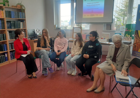 Książka czy smartfon? O roli książki w dobie mediów społecznościowych. Dyskusja wielopokoleniowa: „Uczenie się przez całe życie”