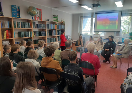 Książka czy smartfon? O roli książki w dobie mediów społecznościowych. Dyskusja wielopokoleniowa: „Uczenie się przez całe życie”