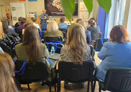 Jak uczy się mózg? I… dlaczego czasem wie więcej, niż nam się wydaje? 🧠